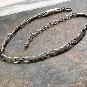 Vintage style necklace adjustable to a choker solid silver (color) pattern